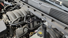 画像をギャラリービューアに読み込む, J&amp;L 14-18 Chevy Silverado 1500 / 14-18 GMC Sierra 1500 4.3L V6 Oil Separator - Black Anodized