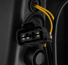 画像をギャラリービューアに読み込む, AlphaRex 99-06 Chevrolet Silverado/99-06 GMC Sierra LUXX-Series LED Tail Lights - Black/Red