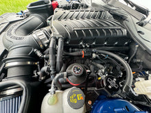 画像をギャラリービューアに読み込む, J&amp;L 24+ Ford Mustang 5.0L (w/ Whipple Supercharger) Oil Separator - 3.0 CCV Side Black Anodized