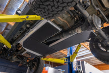 画像をギャラリービューアに読み込む, Rugged Ridge 18-23 Jeep Wrangler JLU 4dr Alum. Skid Plate for Gas Tank/Exhaust - Tex. Blk