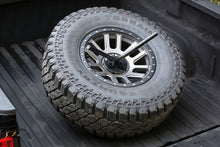 画像をギャラリービューアに読み込む, Fabtech Universal Spare Tire Angled Mount - Black