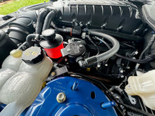 画像をギャラリービューアに読み込む, J&amp;L 24+ Ford Mustang 5.0L (w/ Whipple Supercharger) Oil Separator - 3.0 CCV Side Black Anodized