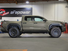 画像をギャラリービューアに読み込む, aFe 24-25 Toyota Tacoma CONTROL 1.5in Leveling Kit - Red