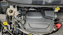 画像をギャラリービューアに読み込む, J&amp;L 17-25 Chrysler Pacifica/20-25 Chrysler Voyager Oil Separator PCV Side - Clear Anodized
