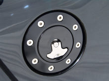 画像をギャラリービューアに読み込む, Ridetech 66-67 Chevy Nova Locking Gas Cap (Black Anodized)
