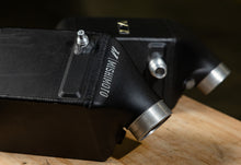 画像をギャラリービューアに読み込む, Mishimoto 12-16 BMW F10 M5 Intercooler Kit (Wrinkle Black)