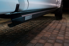 画像をギャラリービューアに読み込む, AMP Research 20-23 Chevy Silverado 1500 Crew Cab PowerStep XL - Black (Incl OEM Style Illumination)