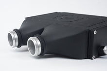 画像をギャラリービューアに読み込む, CSF 2014+ BMW M3/M4 (F8X) Top Mount Charge-Air-Cooler - Crinkle Black