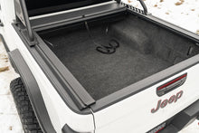 画像をギャラリービューアに読み込む, Rugged Ridge 20-22 Jeep Gladiator w/o Trail Rail Sys Armis Tonneau Cover w/Max Track - Tex. Blk