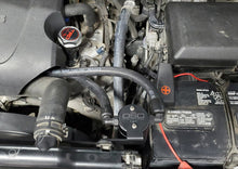 画像をギャラリービューアに読み込む, J&amp;L 07-21 Toyota Tundra 5.7L Driver Side Oil Separator 3.0 - Black Anodized