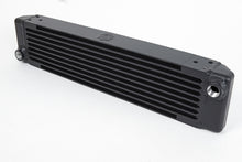 画像をギャラリービューアに読み込む, CSF Universal Single-Pass Oil Cooler - M22 x 1.5 Connections 22x4.75x2.16