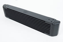 画像をギャラリービューアに読み込む, CSF Universal Single-Pass Oil Cooler - M22 x 1.5 Connections 22x4.75x2.16