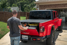 画像をギャラリービューアに読み込む, Rugged Ridge Armis Hard Folding With LINE-X Bed Cover 2020 JT